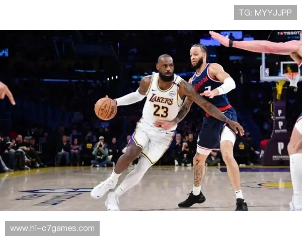 湖人勇夺胜利詹姆斯砍下高分助球队稳居季后赛前列